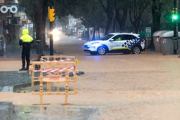 Agentes de la policia local en el barrio de Campanillas, Málaga, durante la DANA que está afectando a la ciudad.