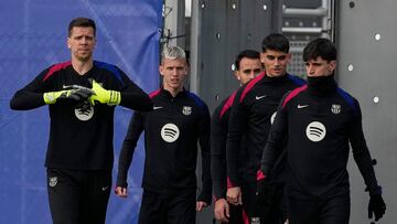 GRAFCAT2371 Sant Joan Despí (BARCELONA) 03/01/2025.- El centrocampista del FC Barcelona, Dani Olmo (2i), junto a sus compañeros, Wojciech Szczesny (i), Héctor Fort (2d) y Pau Víctor (d), durante el entrenamiento realizado este mediodía en la Ciudad Deportiva Joan Gamper de cara al partido de los dieciseisavos de la Copa del Rey de fútbol, que jugarán mañana frente al Barbastro. EFE/Alejandro García