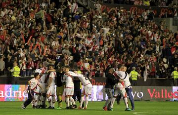 Afición y jugadores celebran sobre el terreno de juego la vuelta del Rayo Vallecano a Primera División.
 