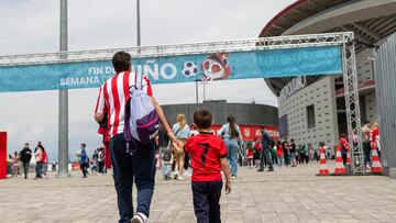 Un padre con su hijo en el exterior del Cívitas Metropolitano con motivo del Día del Niño.