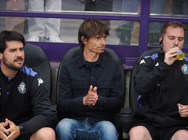 Jugó sólo unos minutos en Nigeria, pero por contra tuvo una dilatada carrera en Zaragoza, Albacete y Valladolid. Más de 200 partidos en Primera. Se retiró en 2017 en el fútbol indio. Tras retirarse estuvo ligado al Real Valladolid, siendo parte del equipo técnico de Luis César, Sergio González, Pacheta y de Pezzolano para hacerse cargo después del Promesas. En la última temporada, se hizo cargo del primer equipo, cuando estaba casi sentenciado al descenso, y lo dirigió hasta la última jornada, un Valladolid que certificó el peor año de su historia en Primera.