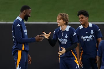 Los jugadores del Real Madrid Antonio Rudiger, Luka Modric y Endrick durante el entrenamiento de este sbado en Yeda.