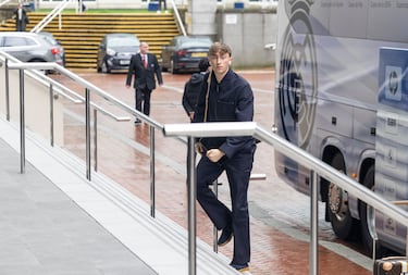 Huijsen llegando al hotel en Manchester. 