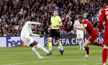 Lanzamiendo desde el borde del área de Eduardo Camavinga, rozando Alisson el balón a mano cambiada, y tocando posteriormente el larguero del guardameta brasileño.