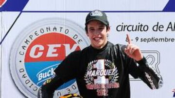 <b>CAMPEÓN. </b>Álex Márquez, con su camiseta conmemorativa.