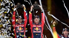 Lucas Cruz y Carlos Sainz levantado sus trofeos de ganadores del Dakar 2020.
