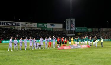 Formación de los equipos del Real Madrid y Cacereño.