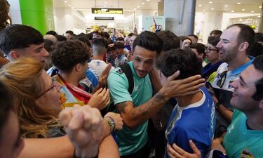 La afición del Málaga invade el aeropuerto para dar alas a su equipo