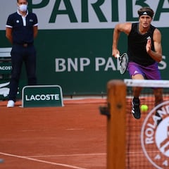 Zverev aparta de las semifinales a un Davidovich mermado