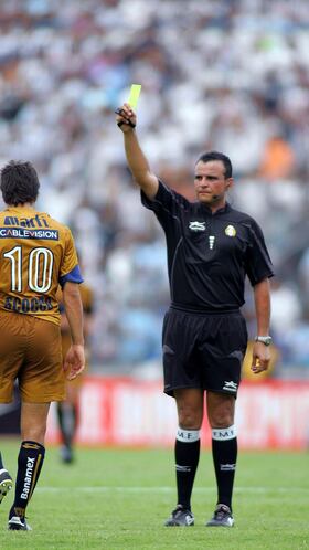 SOCCER/FUTBOL
TORNEO APERTURA 2007
SEMANA 4
MONTERREY VS PUMAS UNAM
MEXSPORT DIGITAL IMAGE
25 Agosto 2007: Action photo of Ignacio Scocco of Pumas UNAM (L) receiving a yellow card from referee Francisco Chacon (R), during week 4 game of the 2007 Torneo de Apertura 2007./Foto de accion de Ignacio Scocco de Pumas UNAM (I) recibiendo una tarjeta amarilla del arbitro Francisco Chacon, durante juego de la semana 4 del Torneo de Apertura 2007. MEXSPORT/ALEJANDRO ACOSTA