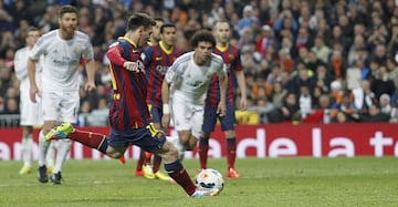 El 23 de marzo de 2014 Messi repiti¨® haza?a y logr¨® su segundo hat-trick frente al Real Madrid pero en esta ocasi¨®n fue en el Bernab¨¦u. El partido acabo con un 3-4 en el marcador. Iniesta anot¨® el otro gol del Barcelona y Cristiano Ronaldo y Benzema (2) para el Real Madrid.
