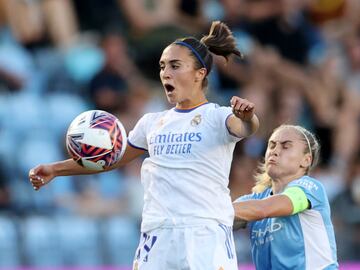 Nahikari García controla con el pecho delante de Stephanie Houghton.