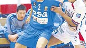 <b>OTRA VEZ. </b>Serpa presiona a Daniel. El PSG volvió a ganar al Lobelle.