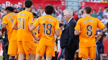 Carlo Ancelotti da órdenes a sus jugadores durante el partido ante el Sevilla.