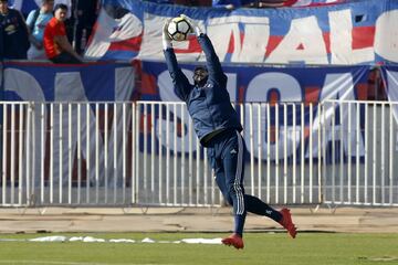 Hinchas de Universidad de Chile realizan el tradicional Banderazo previo al Superclásico. En la fotografía Johnny Herrera.