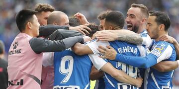 Los jugadores del Espanyol celebran el 0-1 de Puado.