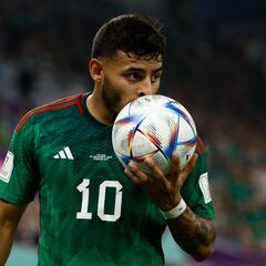 Alexis Vega se tatúa logo de Qatar 2022