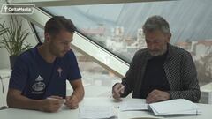 Kevin V&aacute;zquez, junto a Mouri&ntilde;o, presidente del Celta, firmando su renovaci&oacute;n.