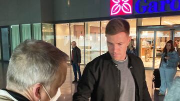 13 November 2022, Hessen, Frankfurt/Main: Goalkeeper Marc-André ter Stegen (center) signs autographs outside the DFB team hotel at Frankfurt Airport on Sunday evening. The German national soccer team takes off for Oman from Frankfurt Airport on Monday (14.11.2022). Beforehand, national coach Hansi Flick will get his squad around captain Neuer ready for the big goal at the team hotel directly at the airport. Photo: Arne Richter/dpa (Photo by Arne Richter/picture alliance via Getty Images)