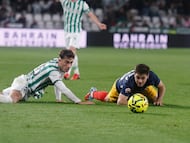 Goti observa el balón en el partido contra el Andorra