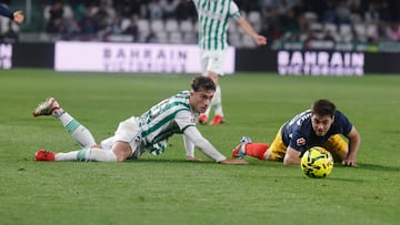 Goti observa el balón en el partido contra el Andorra