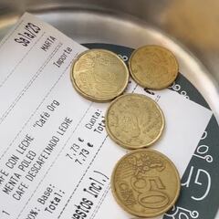 El dueño de un restaurante enseña el dinero en propinas que se lleva un camarero al mes en Suiza: más del doble del SMI en España