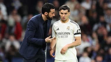 MADRID, SPAIN - MARCH 14: Alvaro Arbeloa, Head Coach of Real Madrid, talks with Brahim Diaz during the LaLiga EA Sports match between Real Madrid CF and Elche CF at Estadio Santiago Bernabeu on March 14, 2026 in Madrid, Spain. (Photo by Florencia Tan Jun/Getty Images)