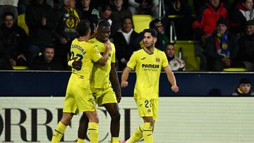 Jugadores del Villarreal celebran un gol al Rayo Vallecano en LaLiga EA Sports.