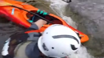 El clip es durísimo: el impresionante rescate a un kayakista que se quedó atrapado