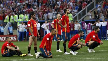 Los jugadores españoles, abatidos en el césped del estadio Luznikhi.