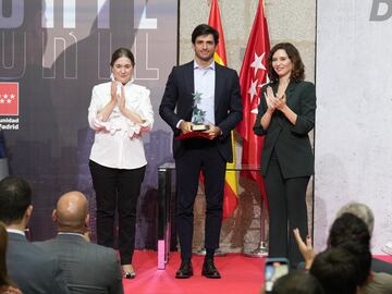 El piloto de Fórmula 1, Carlos Sainz, recibe el Premio Mejor Deportista Masculino. 
 