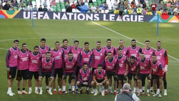 La Selecci&oacute;n, en el Villamar&iacute;n con los petos rosas.