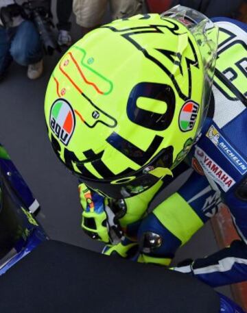 Detalles del casco de Valentino Rossi, especialmente diseñado para el GP de Italia, durante la sesión de entrenamientos libres.