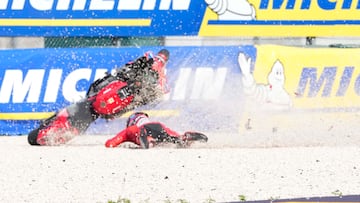 Misano Adriatico (Italy), 13/09/2025.- Ducati Lenovo Team rider Marc Marquez of Spain crashes during the Sprint Race of the Grand Prix of San Marino and the Rimini Riviera at THE Misano World Circuit Marco Simoncelli in Misano Adriatico, Italy, 13 September 2025. (Motociclismo, Italia, España) EFE/EPA/DANILO DI GIOVANNI