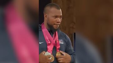 El colombiano se llevó dos preseas de oro y una plata en el Campeonato Mundial de Levantamiento de Pesas Førde, donde además impuso un nuevo récord.