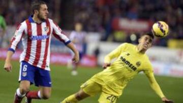 Gabriel se anticipa a Koke durante el partido del domingo.
