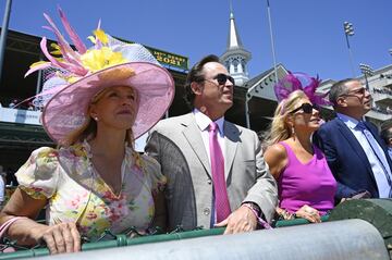 Aficionados a la h¨ªpica en el Churchill Downs de Kentucky durante la Kentucky Oaks.