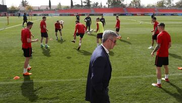 Gil Mar&iacute;n pasa delante de los jugadores en un entrenamiento.