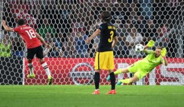 Jan Oblak  portero del Atlético de madrid despeja un penalti a Andrés Guardado justo al final de la primera parte.