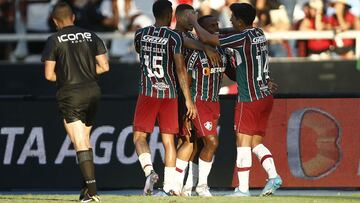 RIO DE JANEIRO, BRAZIL - FEBRUARY 06: Jhon Arias of Fluminense celebrates with teammates after scoring the first goal of his team during a match between Flamengo and Fluminense as part of the Taca Guanabara, first leg of the Carioca State Championship at