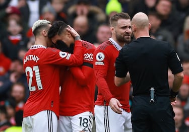 Su compatriota se acercó a Casemiro viiendo el disgusto que tenía por la entrada por la que vio la roja directa.