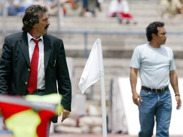 FUTBOL MEXICANO APERTURA 2002
MEXSPORT DIGITAL IMAGE
25 August 2002:  Action photo of Ricardo Lavolpe coach of Toluca (L) and Hugo Sanchez coach of Pumas (R), during week game of the Torneo de Apertura./Foto de accion de Ricardo Lavolpe  entrenador del Toluca (I) y Hugo Sanchez entrenador de Pumas (D), durante juego de la semana 4 del Torneo de Apertura. MEXSPORT/DAVID LEAH