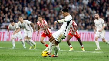 Jude Bellingham ejecuta el penalti que supuso el 1-2 para el Real Madrid en el partido contra el Almería de la jornada 21 de LaLiga EA Sports.