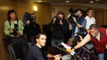 <b>MUY SOLICITADO. </b>Alberto Contador atendió a los medios de comunicación en el Ayuntamiento de Pinto.