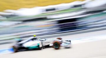 Nico Rosberg en acción durante la sesión de clasificación del GP de Malaisia de Fórmula Uno en el Circuito Internacional de Sepang.