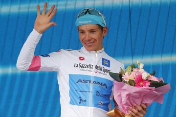 Miguel Ángel López con el maillot blanco como Mejor Joven. 


