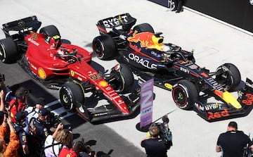El ganador de la carrera Max Verstappen y el segundo clasificado Carlos Sainz  al final del  Gran Premio de F1 de Canadá en el Circuito Gilles Villeneuve
