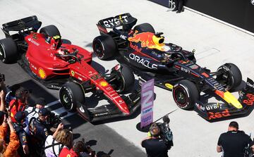 El ganador de la carrera Max Verstappen y el segundo clasificado Carlos Sainz al final del Gran Premio de F1 de Canad¨¢ en el Circuito Gilles Villeneuve