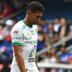 León no abandona a William Tesillo tras fallar penal clave