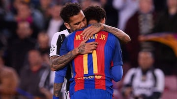 Dani Alves consuela a Neymar tras la eliminaci&oacute;n del Barcelona a manos de la Juventus de Tur&iacute;n en cuartos de final de la Champions League 2016/2017.